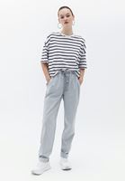 Women Grey Mid Rise Carrot Fit Pants