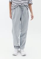 Women Grey Mid Rise Carrot Fit Pants