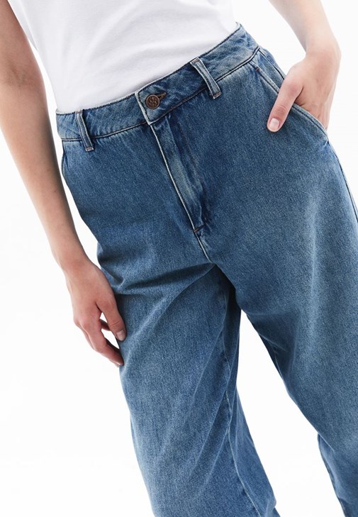 Denim Baggy-Fit Pantolon ve Tişört Kombini