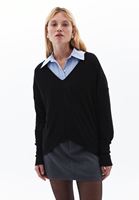 Women Black V-neck Sweater