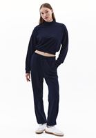 Dik Yaka Crop Sweatshirt ve Pantolon Kombini