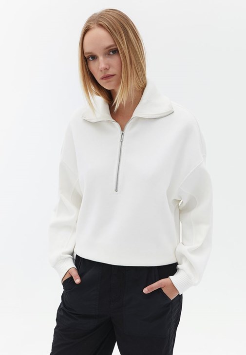 Sweatshirt ve Çıtçıt Detaylı Pantolon Kombini