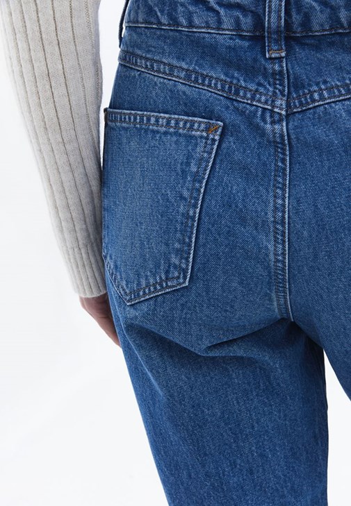 Mom-Fit Denim Pantolon ve Atlet Kombini