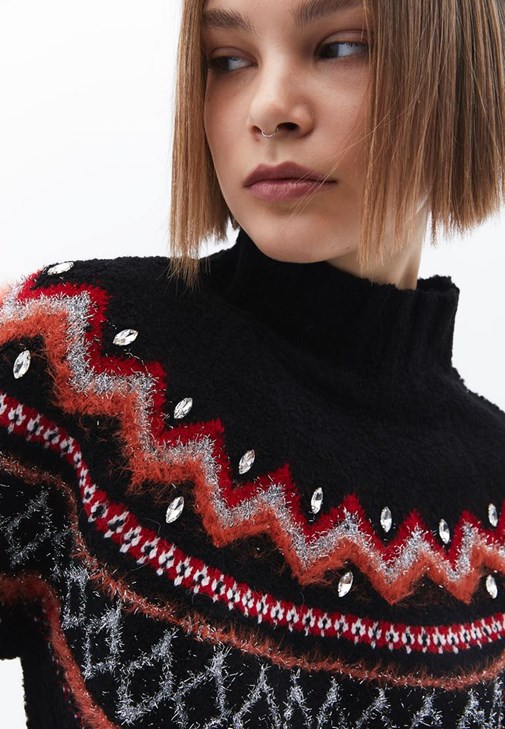 Jakarlı Kazak ve Wide-Leg Pantolon Kombini