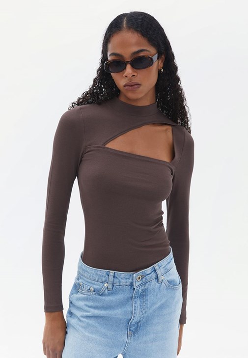 Yaka Detaylı Tişört ve Straight-Fit Pantolon Kombini
