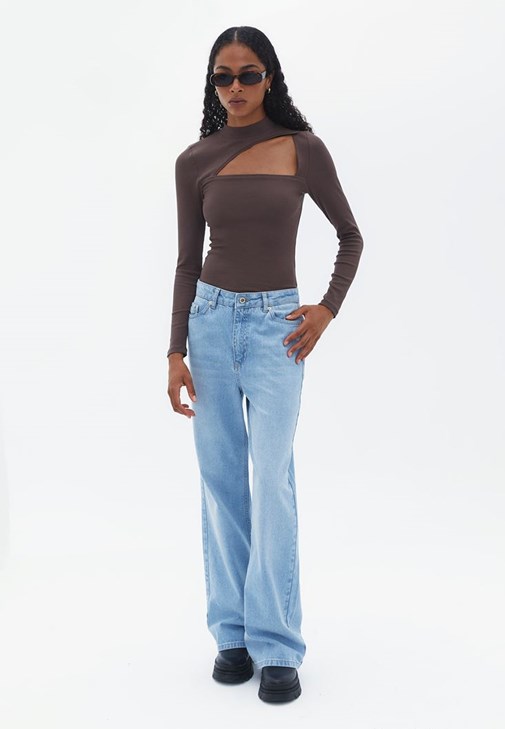 Yaka Detaylı Tişört ve Straight-Fit Pantolon Kombini