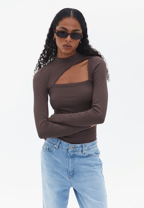 Yaka Detaylı Tişört ve Straight-Fit Pantolon Kombini