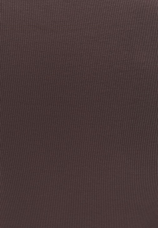 Yaka Detaylı Tişört ve Straight-Fit Pantolon Kombini