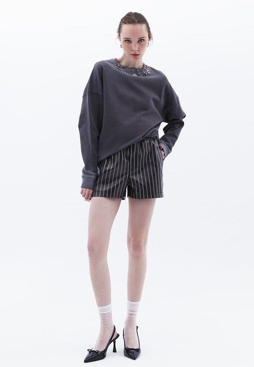 Vegan Deri Şort ve Sweatshirt Kombini