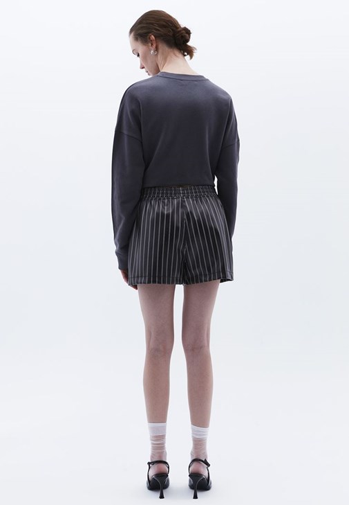 Vegan Deri Şort ve Sweatshirt Kombini