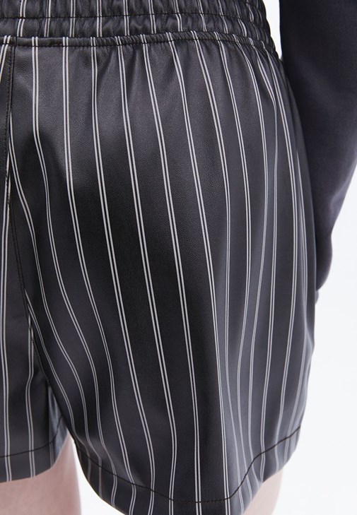 Vegan Deri Şort ve Sweatshirt Kombini