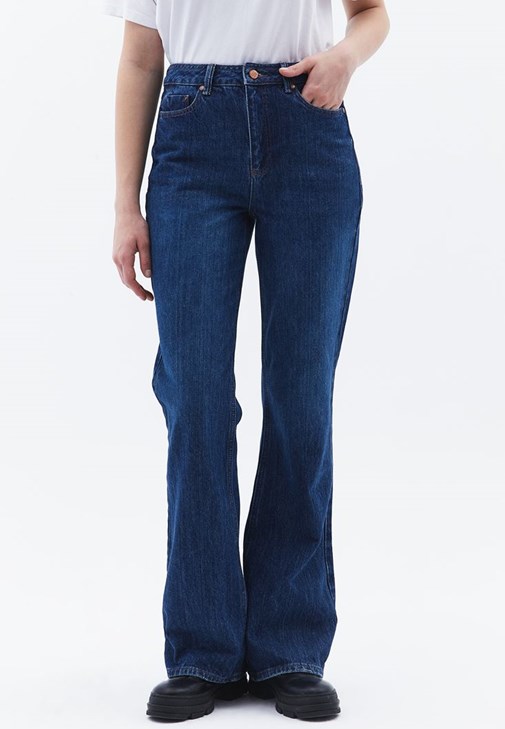 Bootcut Denim Pantolon ve Atlet Kombini