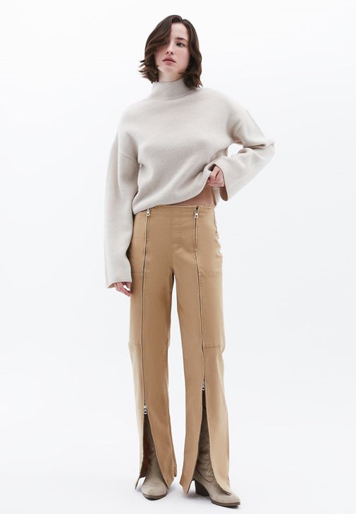 Straight-Fit Pantolon ve Bot Yaka Tişört Kombini