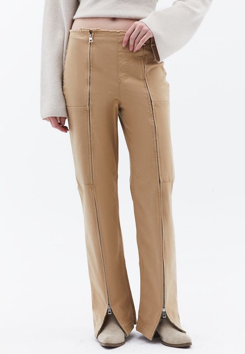 Straight-Fit Pantolon ve Bot Yaka Tişört Kombini