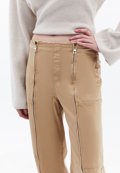 Straight-Fit Pantolon ve Bot Yaka Tişört Kombini