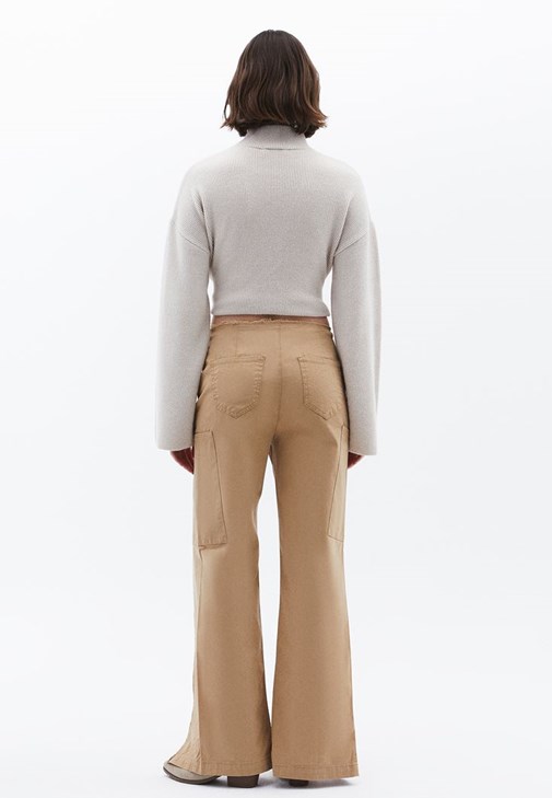 Straight-Fit Pantolon ve Bot Yaka Tişört Kombini