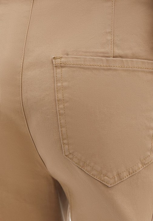 Straight-Fit Pantolon ve Bot Yaka Tişört Kombini