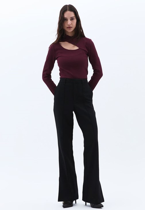 Yüksek Yaka Tişört ve Bootcut Pantolon Kombini