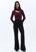 Yüksek Yaka Tişört ve Bootcut Pantolon Kombini