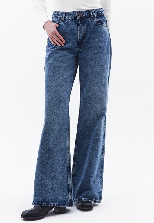 Denim Pantolon ve Oversize Tişört Kombini