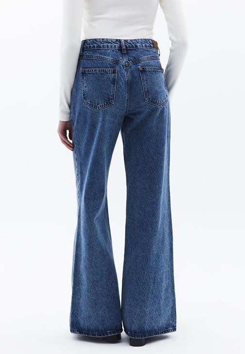 Denim Pantolon ve Oversize Tişört Kombini
