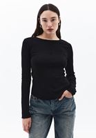 Women Black Crew Neck Tshirt with Long Sleeves