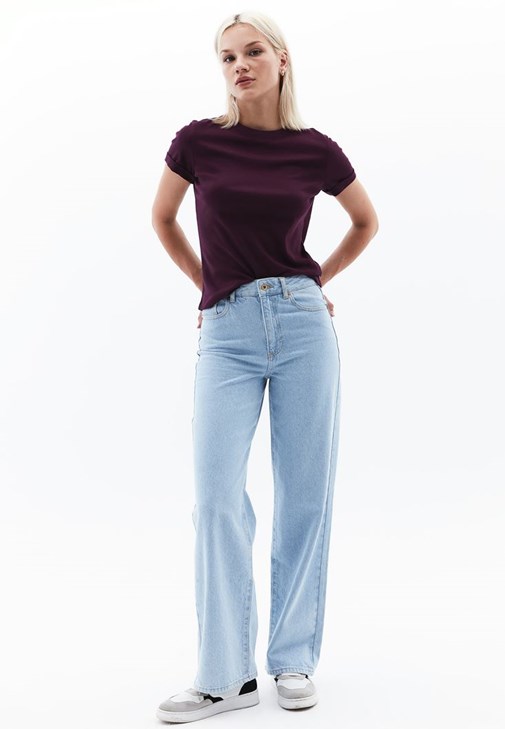 Pamuklu Tişört ve Denim Kombini