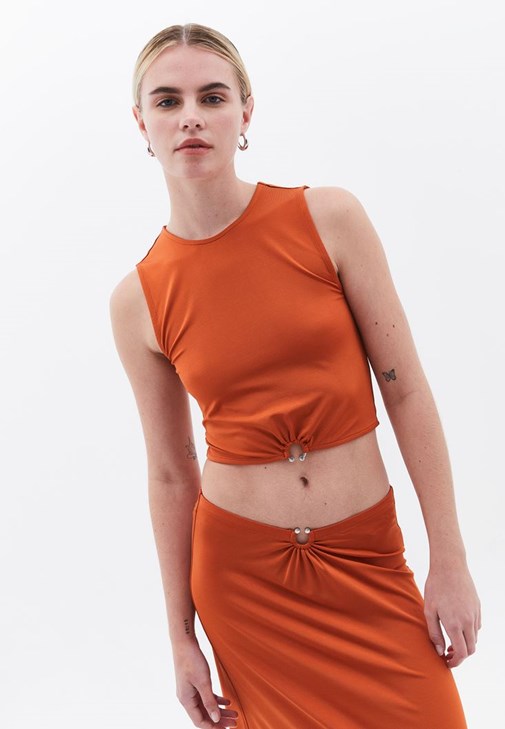 Crop Top ve Tokalı Etek Kombini