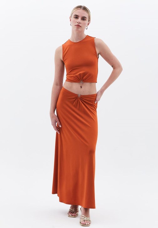 Crop Top ve Tokalı Etek Kombini
