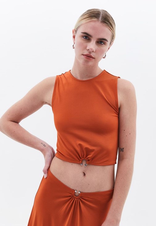 Crop Top ve Tokalı Etek Kombini