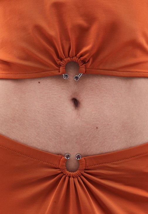 Crop Top ve Tokalı Etek Kombini