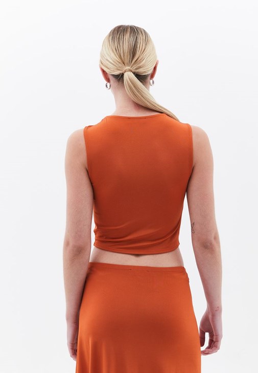 Crop Top ve Tokalı Etek Kombini