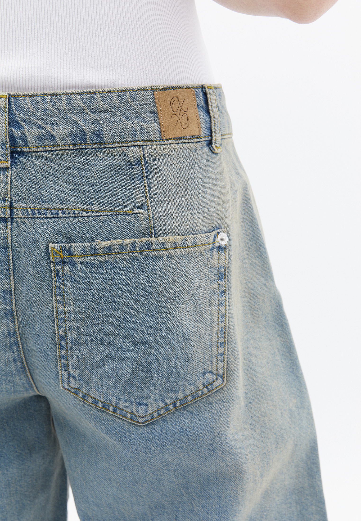 デニム・ジーパン   Trouser barrel fit mid blue denim Blue Mid Rise Barrel Fit Denim Pants Online Shopping | OXXOSHOP