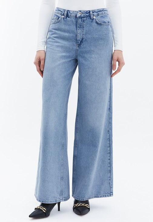 Wide-Leg Denim Pantolon ve Bodysuit Kombini