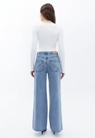 Wide-Leg Denim Pantolon ve Bodysuit Kombini