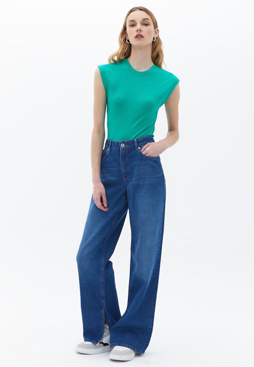 Orta Bel Denim Pantolon ve Tişört Kombini