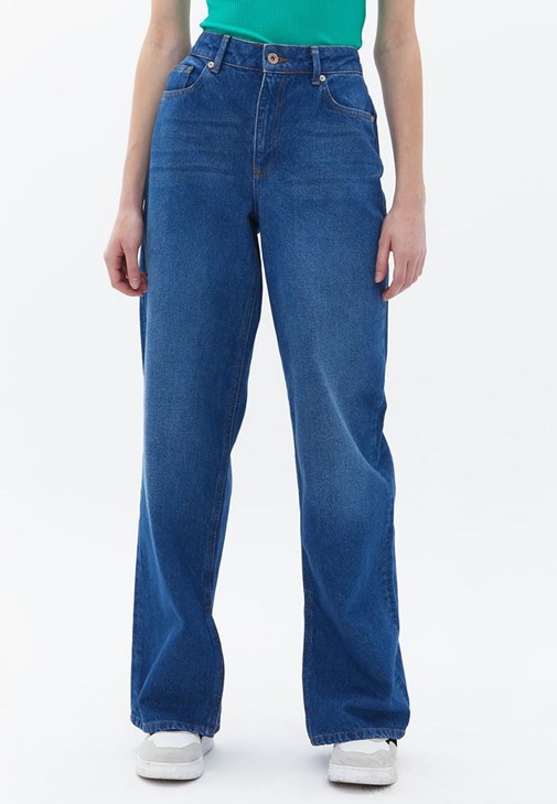 Orta Bel Denim Pantolon ve Tişört Kombini
