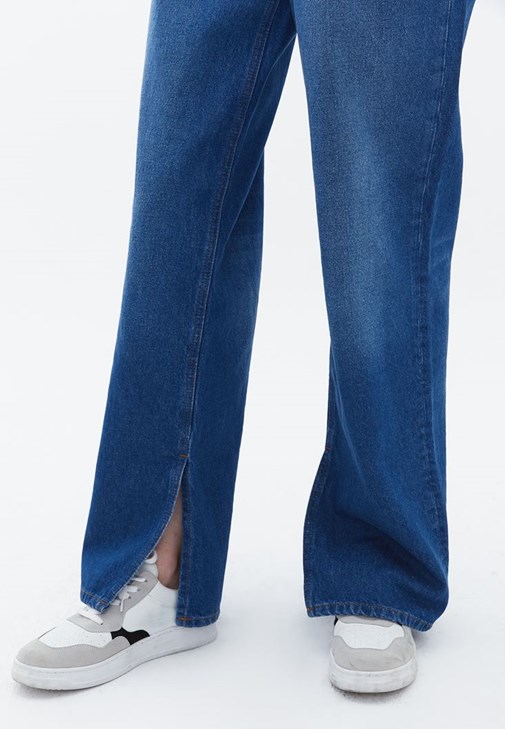 Orta Bel Denim Pantolon ve Tişört Kombini