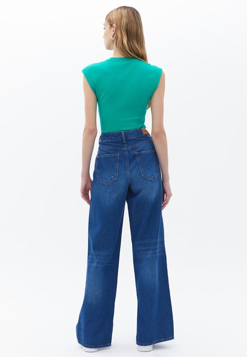 Orta Bel Denim Pantolon ve Tişört Kombini