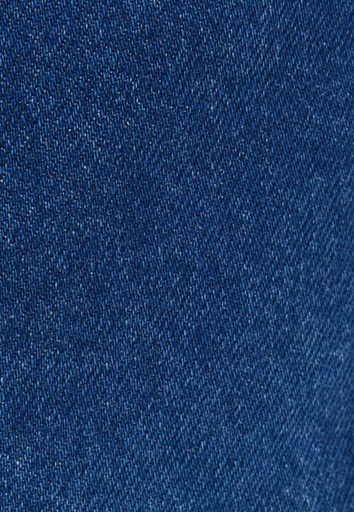Orta Bel Denim Pantolon ve Tişört Kombini