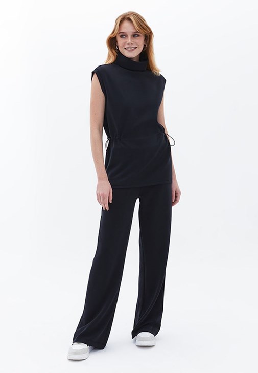 Straight Pantolon ve Kolsuz Sweatshirt Kombini
