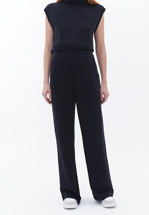 Straight Pantolon ve Kolsuz Sweatshirt Kombini