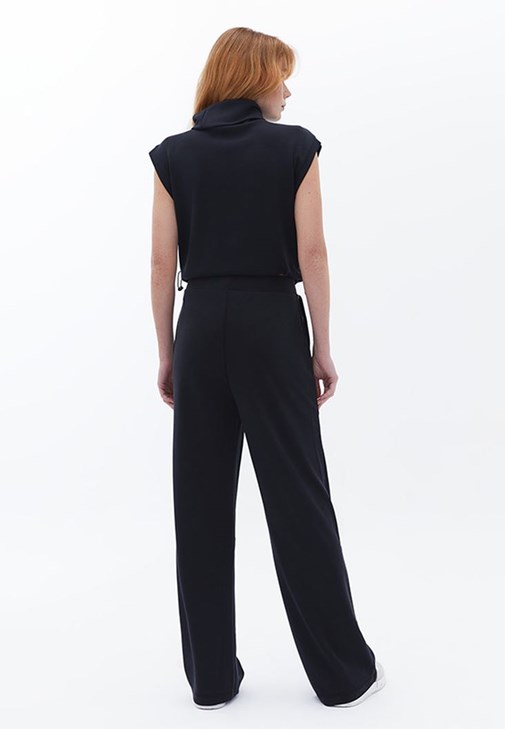 Straight Pantolon ve Kolsuz Sweatshirt Kombini