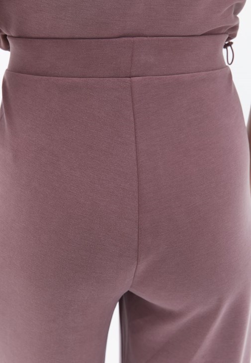 Yumuşak Dokulu Straight Pantolon ve Sweatshirt Kombini