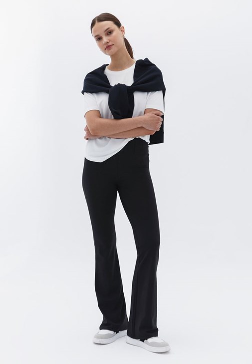 Loose-Fit Tişört ve Bootcut Pantolon Kombini