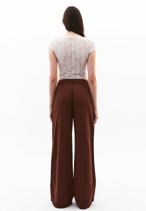 Orta Bel Wide-Leg Pantolon ve Crop Tişört Kombini