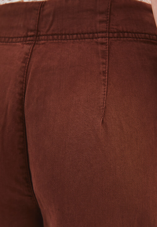 Orta Bel Wide-Leg Pantolon ve Crop Tişört Kombini