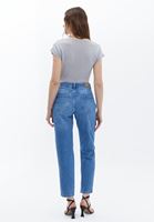 Denim Pantolon ve Crop Atlet Kombini