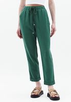 Women Green Linen Blended Carrot Fit Pants