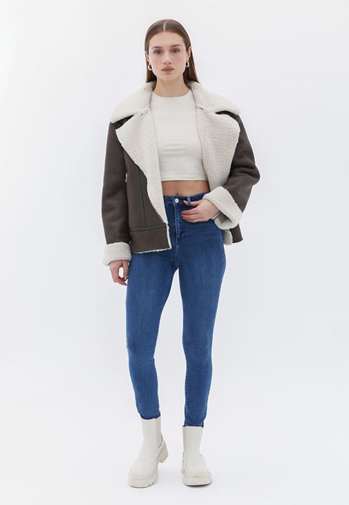 Skinny-Fit Pantolon ve Crop Tişört Kombini